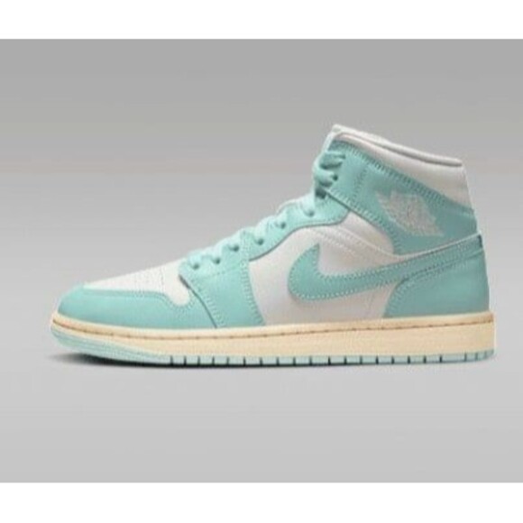 Jordan Shoes - Women’s Air Jordan Mid size 6 EUC